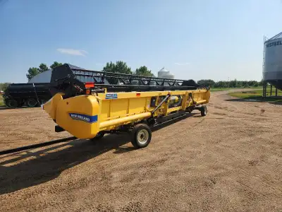 2013 New Holland 740CF-35 dual knife drive flex auger header for sale with a transport. Fully loaded...