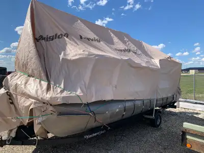 Navigloo winter shelter system for a pontoon boat . Very good condition. Was on the 21 foot boat in...