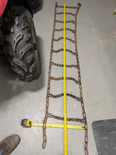 Free chains. Come and get them. Measurements in pics.