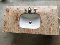Comptoir granite incluant lavabo et robinetterie