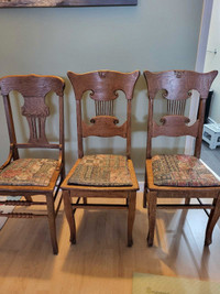 3 chaises antique deux sont identique 25$ chaque 