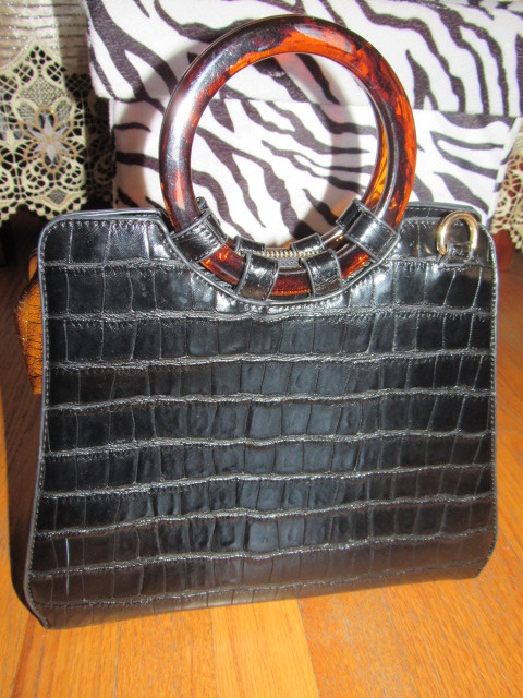 Rare unique design leather black medium size handbag in Women's - Bags & Wallets in Ottawa - Image 2