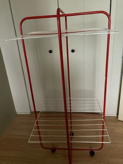 support à linge sur roulettes pliable , View more