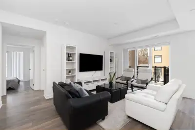 - 3 Bedroom - 2 bathroom - 1 parking spot included - 2 balconies - Washer/Dryer - 13min walk to Egli...