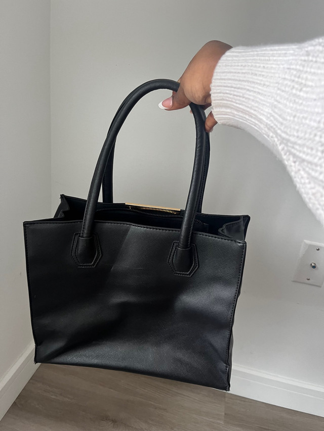 Black bag  in Women's - Bags & Wallets in Hamilton - Image 2