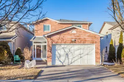 Detached house in quiet Markville neighbourhood - between Hwy 7 & 16th Ave and McCowan & Markham Rd....
