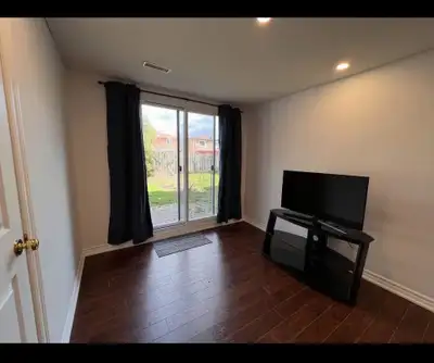 Renovated one bedroon Walkout basement, separate lundry, 1/3 utility, Richmondhill, main intersectio...