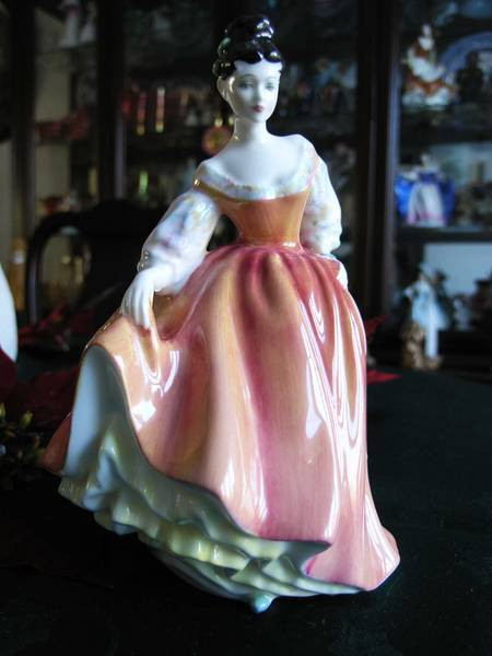 Royal Doulton Figurine (Fair Lady HN2835) in Arts & Collectibles in Guelph - Image 2