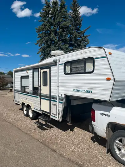 1995 rustler 23.5 foot fridge stove tub shower a/c hot water heater furnace awning outside shower hi...