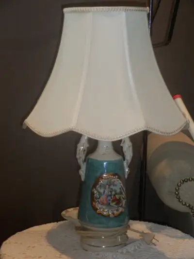 Lampe en porcelaine Georges et Martha Washington, View more