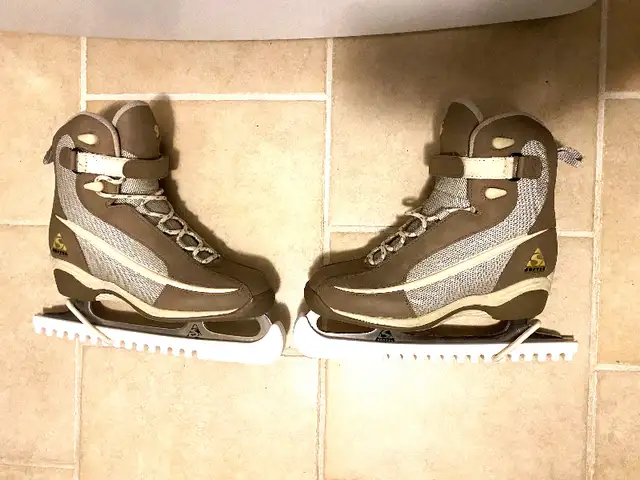 Jackson Softec Figure Skates Womens Size 7Excellent Condition, in Skates & Blades in City of Montréal - Image 2