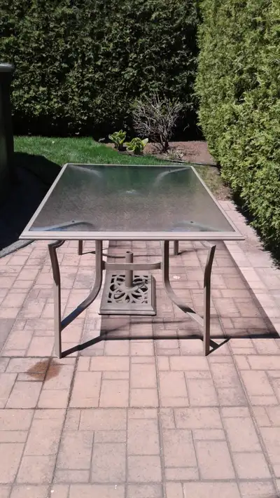 Ensemble de Patio, une table en aluminium et verre trempé grandeur 65 pouces de long par 40 pouces d...