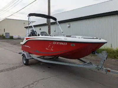 Bateau Bayliner M15 Couleur: rouge extérieur, blanc intérieur Towbar Toujours accosté à un quai ou a...
