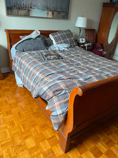 6 Piece Solid Maple Sleigh Bed Bedroom Set.