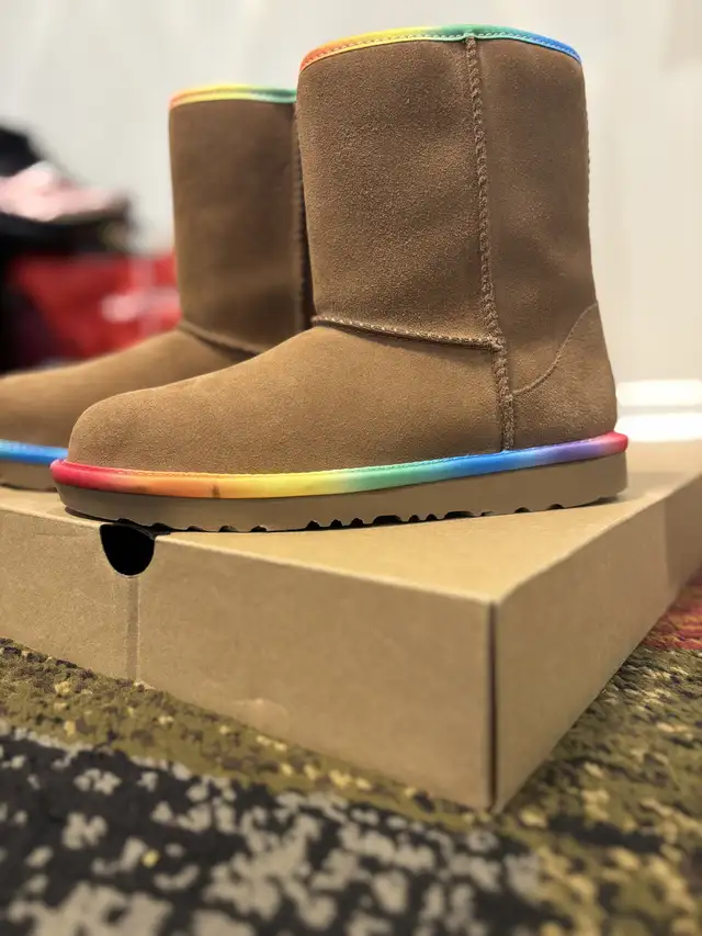 Ugg Kids Classic Short II Rainbow - Size 4 in Kids & Youth in Markham / York Region - Image 5
