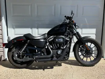 2009 Harley Davidson Iron 883 - Screamin’ Eagle air cleaner - Vance & Hines Black Exhaust - Middle c...
