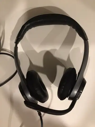 Paire d’écouteur de marque Logitech en bon état. Ils fonctionnent bien.