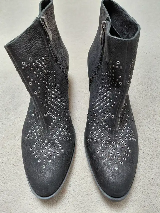 Vince Camuto Women's NEW Black Booties zipper & metal accents in Women's - Shoes in Calgary - Image 3