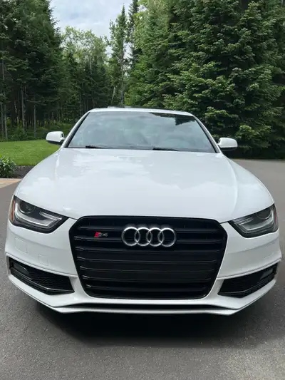 2014 (B8.5) Audi S4 Technik | 6-Speed Manual | 117,146 km Rare 6-speed manual B8.5 S4 with the legen...