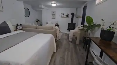 Basement studio apartment in quiet house located in a nice area. Recently refreshed inside.