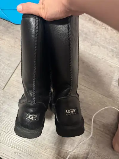 Découvrez ces bottes UGG classiques en cuir noir, parfaites pour affronter le froid avec style. Ces...