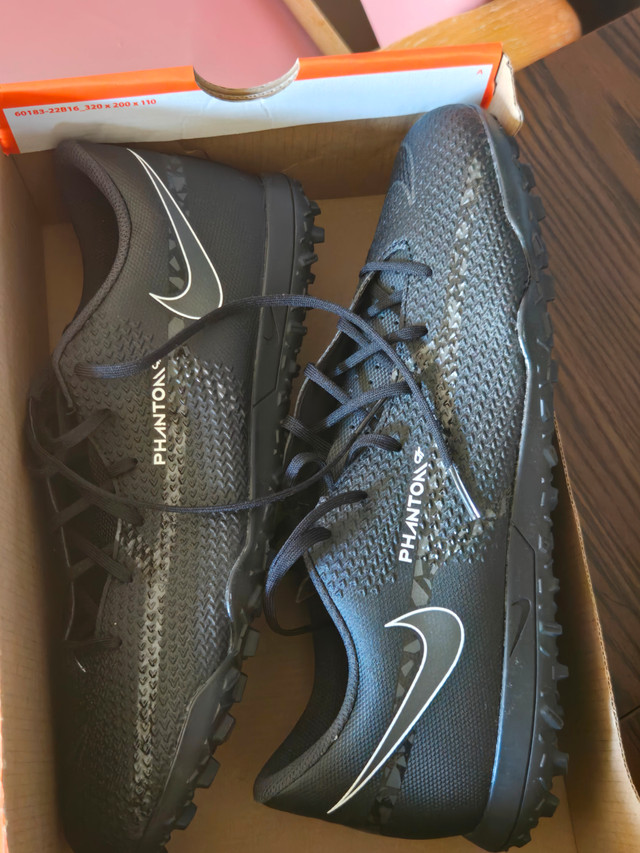 Nike Phantom Soccer cleats in Golf in Lethbridge - Image 3