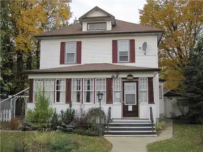 Rooms for rent in the Scotney and Jacqueline Character homes, both are 2.5 blocks from the universit...