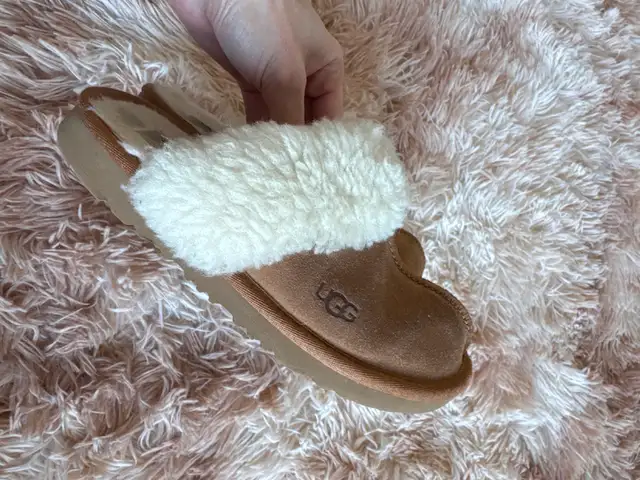 UGGS HOUSE SHOES SOULIERS MAISON SIZE 2 BOYS GIRLS GARÇON FILLE in Kids & Youth in Longueuil / South Shore - Image 5