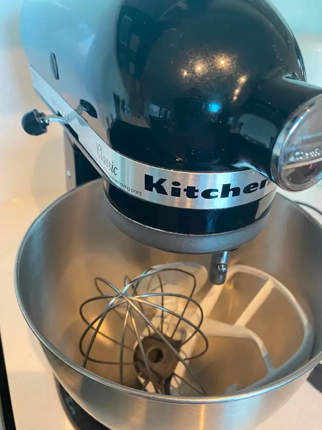Kitchenaid classic series 4.5 quart tilt-head stand mixer in Kitchen & Dining Wares in City of Toronto - Image 4