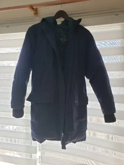 Je vends ce magnifique manteau Bleu marine vintage Canada Goose. N'hésitez pas à m'écrire pour toute...