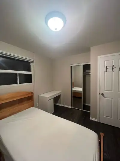 single room for rent (near Seneca)