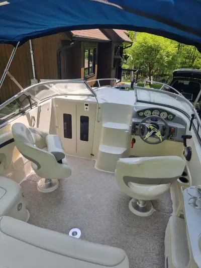 Cuddy Cabin Stingray en excellente condition. Année 2011. Modèle 215 CR. Vendu avec remorque à doubl...