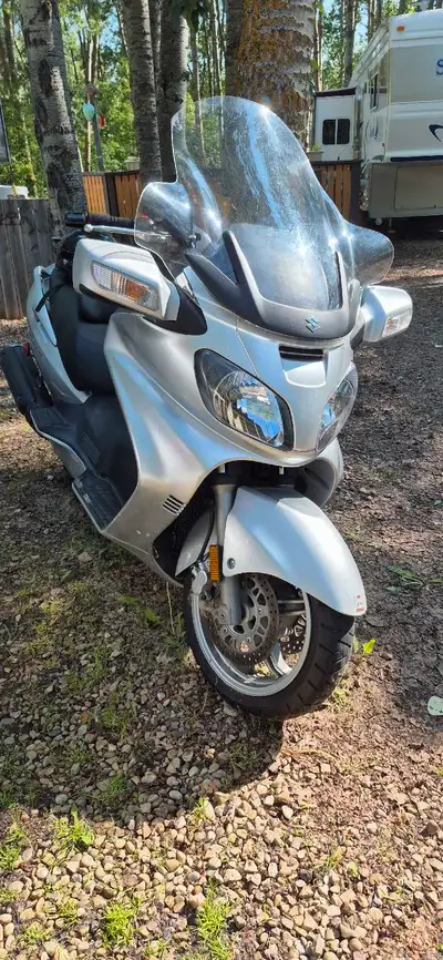 2005 Suzuki Burgman 650 cc AN, very good condition, well maintained, over size Givi windshield, trav...
