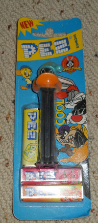 VINTAGE PEZ dispenser SEALED Daffy Duck Looney Tunes
