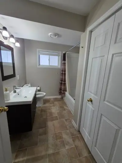 Located in Holly, South Barrie WALKOUT BASEMENT Looking for two quiet individuals Private room in th...
