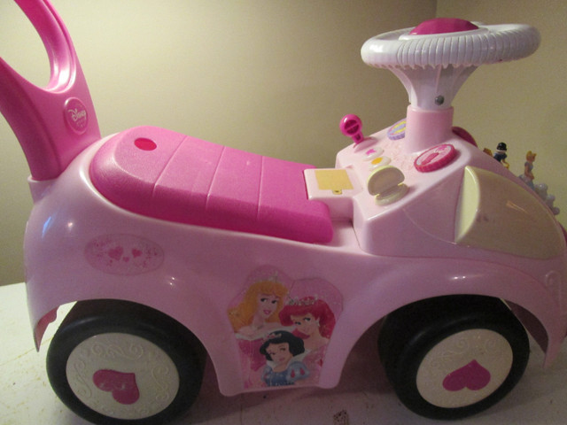auto jouets d e disney  pour sassoir dessus?? dans Poussettes, porte-bébés et sièges d'auto  à Laval/Rive Nord