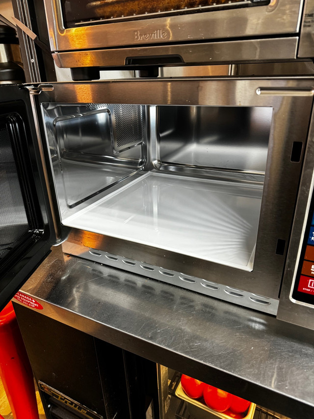 Commercial microwave Oven in Microwaves & Cookers in City of Toronto - Image 2