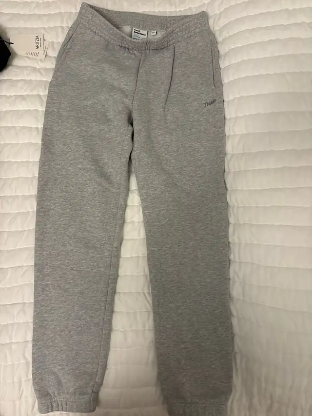 Aritzia sweatpants  in Women's - Bottoms in Mississauga / Peel Region - Image 2