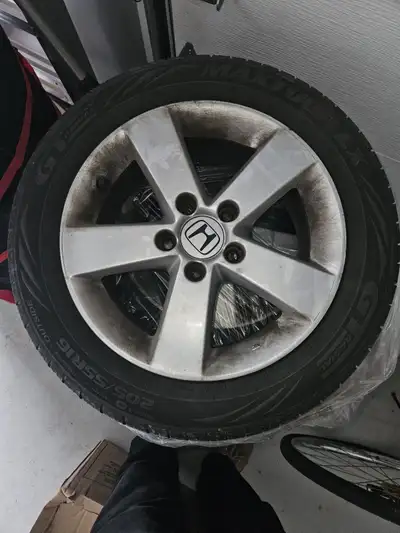 4 mags honda civic 2007 avec 4 pneus d’été 205-55-R16. Les pneus d’été sont bons pour deux saisons e...