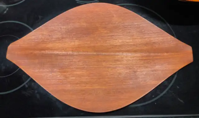 Teak trays and porcelain cake plate (Various items)63013093290115123