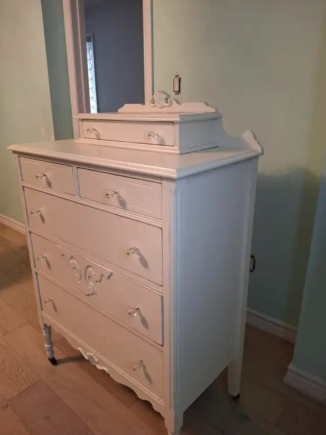 Chest of Drawers - antique white, solid wood in Dressers & Wardrobes in Oakville / Halton Region - Image 4