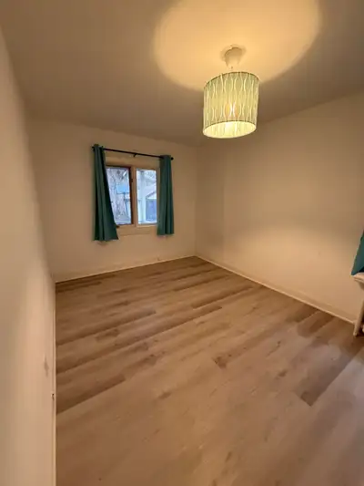 BRIGHT AND SPACIOUS ROOM FOR RENT IN HEART OF TORONTO SHORT COMMUTE TO DOWNTOWN TORONTO NEAR EGLINTO...