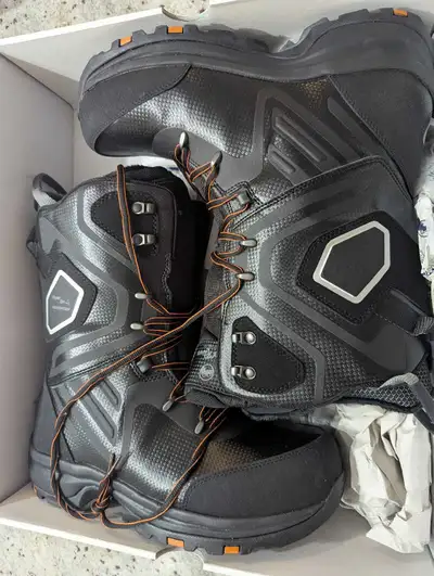 Get ready to conquer winter with these nearly new Wind River Snow Lynx winter boots in men's size 11...