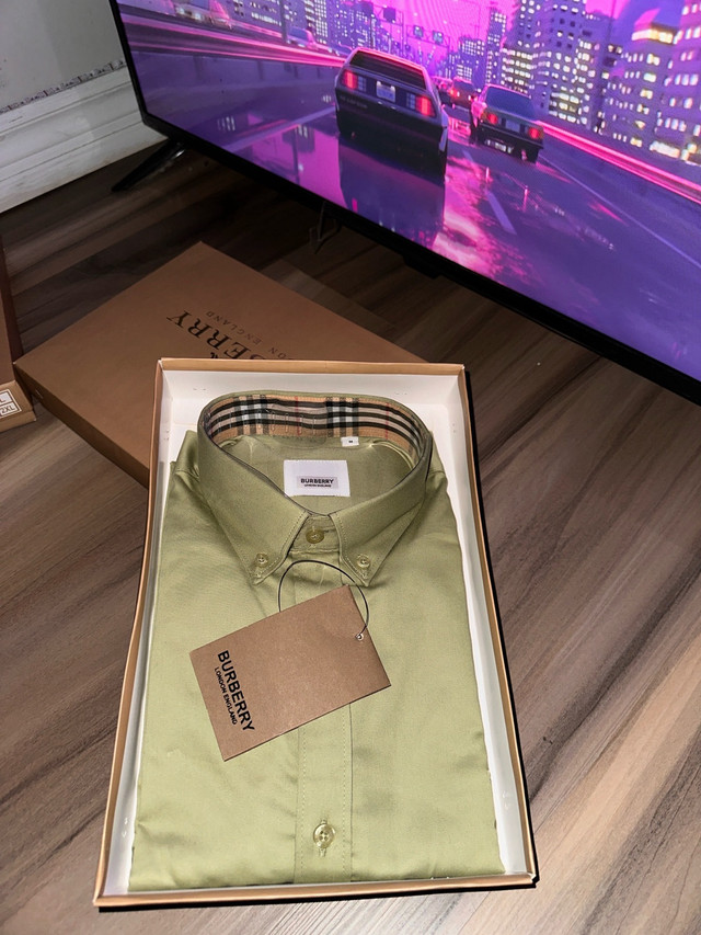 Burberry shirt in Men's in Mississauga / Peel Region - Image 4