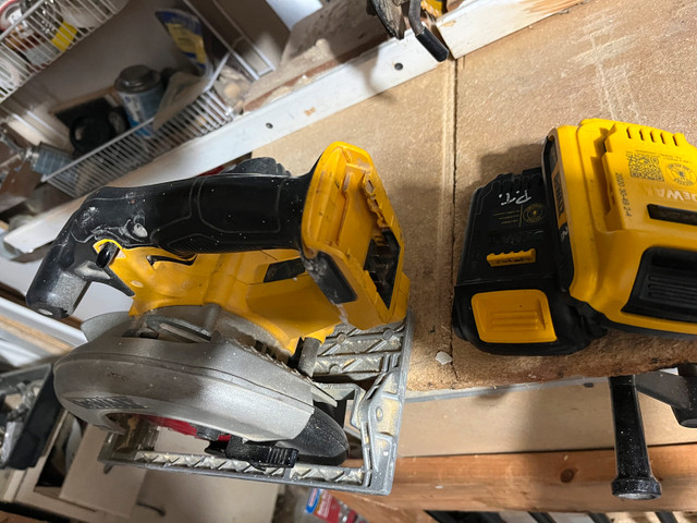 6 1/2 dewalt Circular saw 20V with 2 batteries 2AH in Power Tools in St. Catharines - Image 3