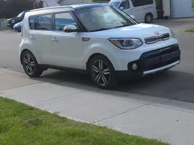 This pre-owned Kia Soul is a stylish and reliable compact crossover featuring a sleek white exterior...