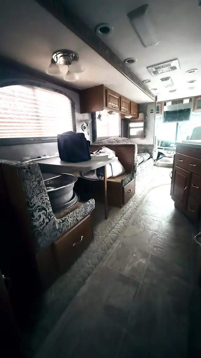 Class A Motorhome • Coachmen Aurora • Ford V10 • 2 Slides • RV / in RVs & Motorhomes in Laurentides - Image 6