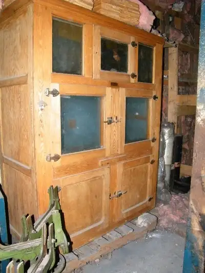 Ancienne glacière en chêne, 2 portes du bas en bois, 2 portes du milieu en vitre et celles du haut e...