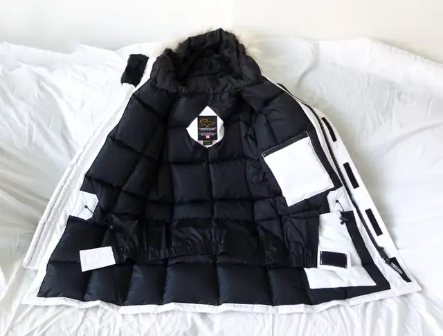 Ladies XXS CANADA GOOSE Expedition white parka. in Women's - Tops & Outerwear in Markham / York Region - Image 5