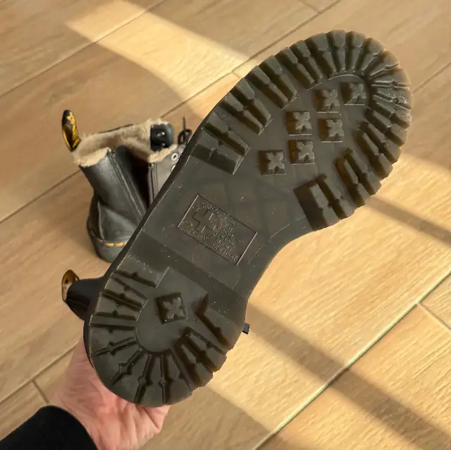 dr martens platform in Women's - Shoes in Laval / North Shore - Image 4